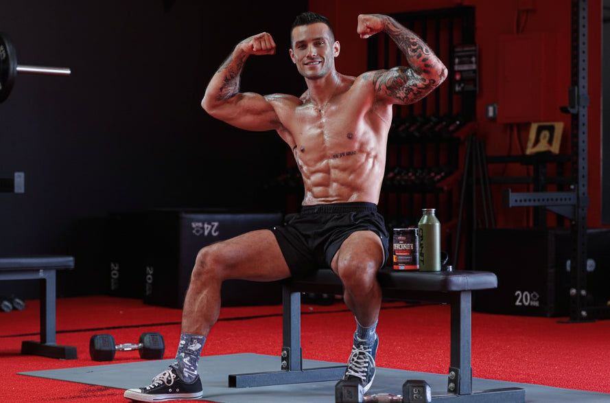 Athlète en chaussettes HEXXEE colorées debout sur une box dans une salle de CrossFit